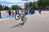 Под Саратовом велосипедист проехал полкилометра на заднем колесе и получил приз